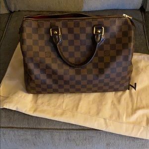 Louis Vuitton Speedy 30 in Damier Ebene.